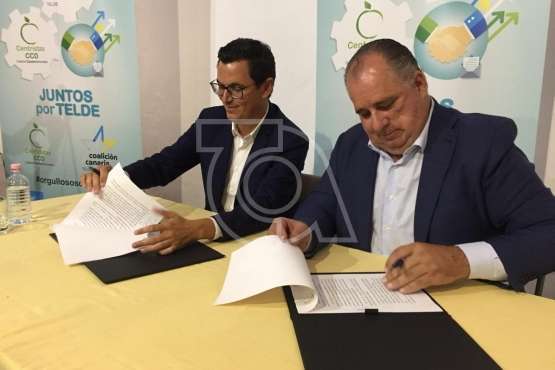 Firma del acuerdo electoral entre CC y CCD en la sede del Círculo Cultural de Telde (Foto TA)