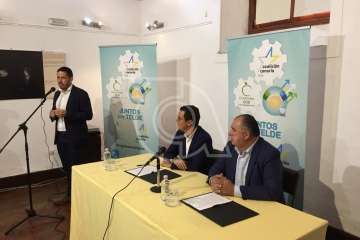 Firma del acuerdo electoral entre CC y CCD en la sede del Círculo Cultural de Telde (Foto TA)