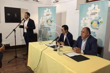 Firma del acuerdo electoral entre CC y CCD en la sede del Círculo Cultural de Telde (Foto TA)