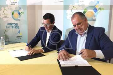 Firma del acuerdo electoral entre CC y CCD en la sede del Círculo Cultural de Telde (Foto TA)