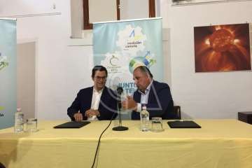 Firma del acuerdo electoral entre CC y CCD en la sede del Círculo Cultural de Telde (Foto TA)