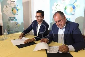 Firma del acuerdo electoral entre CC y CCD en la sede del Círculo Cultural de Telde (Foto TA)