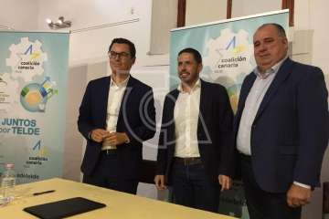 Firma del acuerdo electoral entre CC y CCD en la sede del Círculo Cultural de Telde (Foto TA)