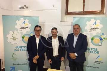 Firma del acuerdo electoral entre CC y CCD en la sede del Círculo Cultural de Telde (Foto TA)