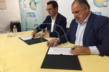 Firma del acuerdo electoral entre CC y CCD en la sede del Círculo Cultural de Telde (Foto TA)