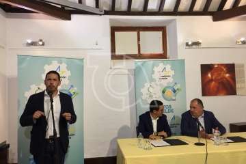 Firma del acuerdo electoral entre CC y CCD en la sede del Círculo Cultural de Telde (Foto TA)