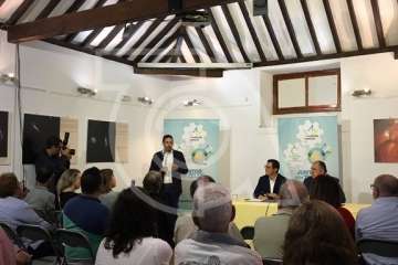 Firma del acuerdo electoral entre CC y CCD en la sede del Círculo Cultural de Telde (Foto TA)