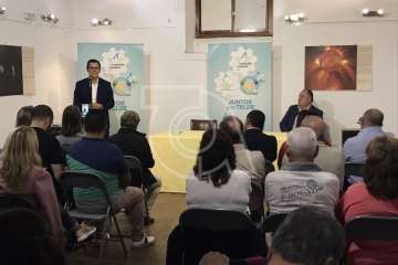 Firma del acuerdo electoral entre CC y CCD en la sede del Círculo Cultural de Telde (Foto TA)