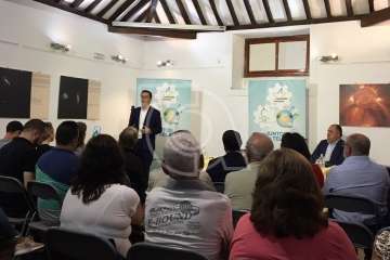 Firma del acuerdo electoral entre CC y CCD en la sede del Círculo Cultural de Telde (Foto TA)