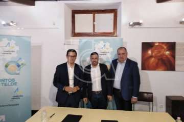 Firma del acuerdo electoral entre CC y CCD en la sede del Círculo Cultural de Telde (Foto TA)