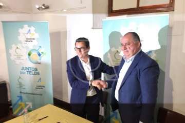 Firma del acuerdo electoral entre CC y CCD en la sede del Círculo Cultural de Telde (Foto TA)