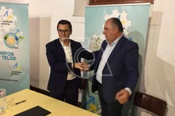 Firma del acuerdo electoral entre CC y CCD en la sede del Círculo Cultural de Telde (Foto TA)