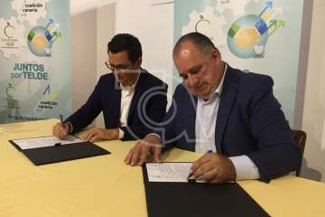 Firma del acuerdo electoral entre CC y CCD en la sede del Círculo Cultural de Telde (Foto TA)