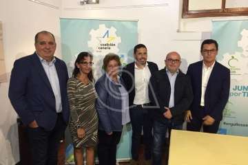 Firma del acuerdo electoral entre CC y CCD en la sede del Círculo Cultural de Telde (Foto TA)