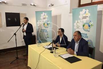 Firma del acuerdo electoral entre CC y CCD en la sede del Círculo Cultural de Telde (Foto TA)