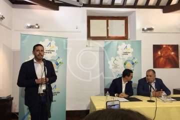 Firma del acuerdo electoral entre CC y CCD en la sede del Círculo Cultural de Telde (Foto TA)