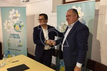 Firma del acuerdo electoral entre CC y CCD en la sede del Círculo Cultural de Telde (Foto TA)