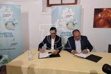 Firma del acuerdo electoral entre CC y CCD en la sede del Círculo Cultural de Telde (Foto TA)