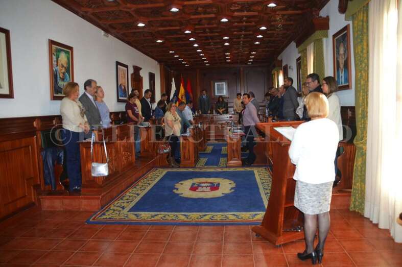 La Corporación local guardó un minuto de silencio en la sesión de este viernes (Foto TA)