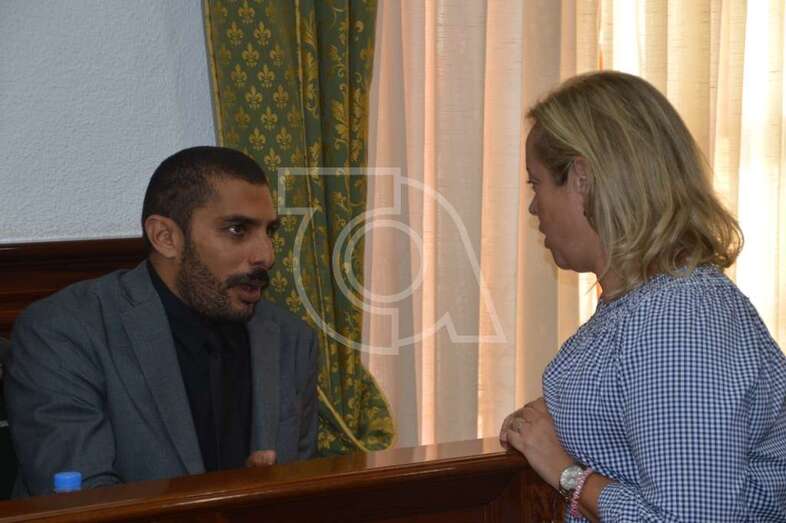 La portavoz del PP, Sonsoles Martín, conversa con el nacionalista Abraham Santana minutos antes de iniciarse el Pleno (Foto TA)