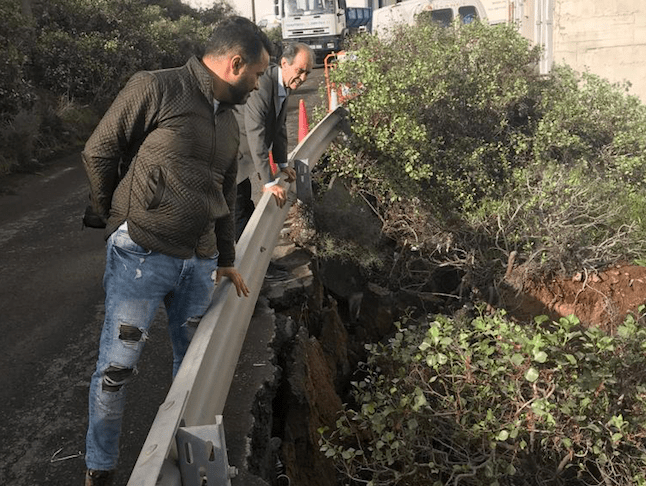 El concejal José Suárez, al fondo, inspeccionando los daños (Foto TA)