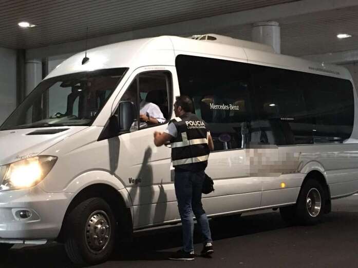 Un agente de la Policía Canaria revisa la documentación a un transportista (Foto TA)