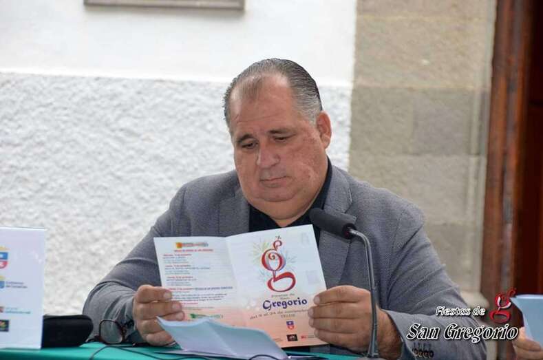 El edil de Festejos, Juan Martel, ojea el programa de mano de las fiestas de San Gregorio (Foto TA)