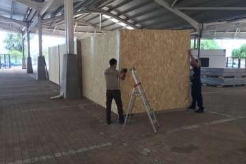 Instalación de las casetas para los puestos del Mercado Municipal en el Área Polivalente de Narea (Foto TA)