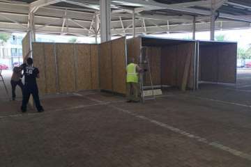 Instalación de las casetas para los puestos del Mercado Municipal en el Área Polivalente de Narea (Foto TA)