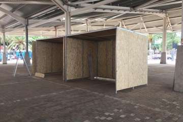 Instalación de las casetas para los puestos del Mercado Municipal en el Área Polivalente de Narea (Foto TA)