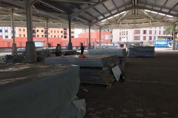 Instalación de las casetas para los puestos del Mercado Municipal en el Área Polivalente de Narea (Foto TA)