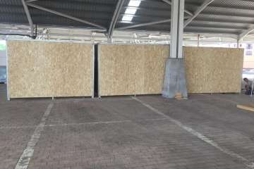 Instalación de las casetas para los puestos del Mercado Municipal en el Área Polivalente de Narea (Foto TA)