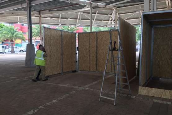 Instalación de las casetas para los puestos del Mercado Municipal en el Área Polivalente de Narea (Foto TA)