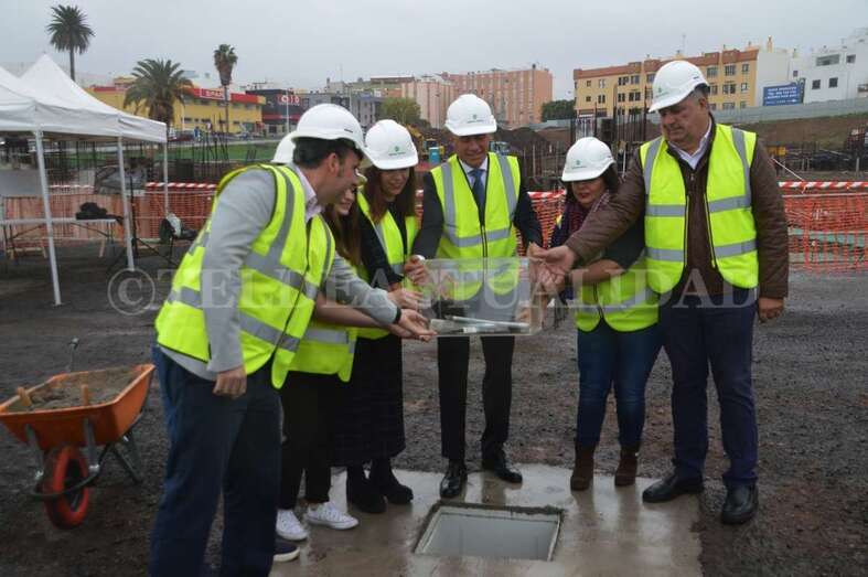 Imagen de la colocación este lunes de la cápsula del tiempo (Foto TA)