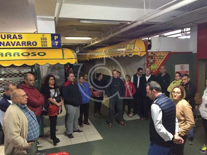 Reunión de los ediles con los puesteros, ayer por la tarde en el recinto (Foto TA)