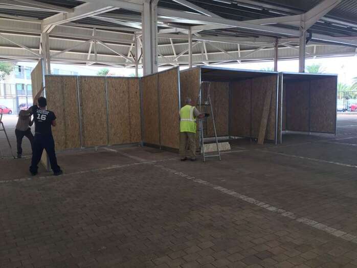 Imagen de los trabajos de montaje de las casetas en el área polivalente de Narea (Foto TA)