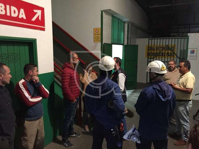 Puesteros y empleados de la compañía eléctrica que procedió este martes al corte de suministro al Mercado (Foto TA)