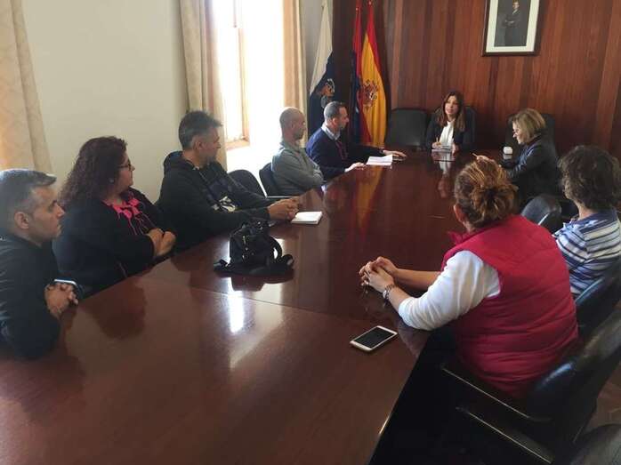 La alcaldesa y los concejales Eloy Santana y Marta Hernández se reunieron este mediodía con los puesteros (Foto TA)