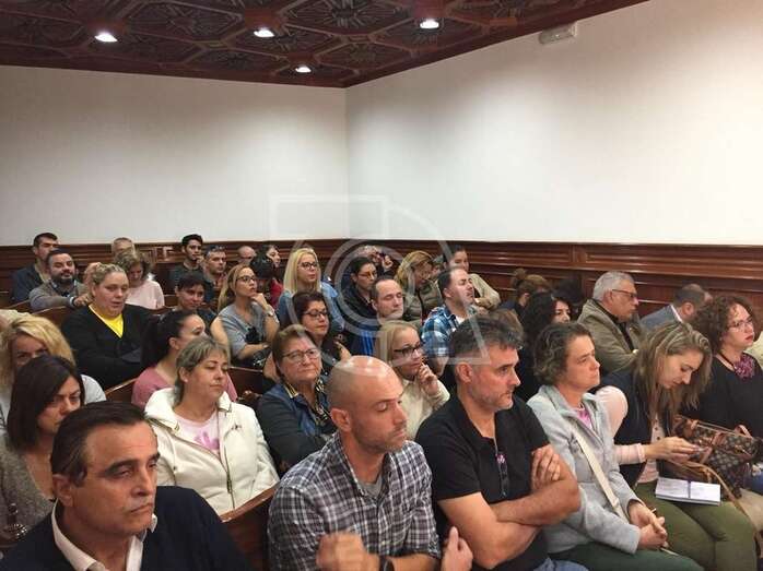 Muchos puesteros del Mercado Municipal entre el público asistente (Foto TA)