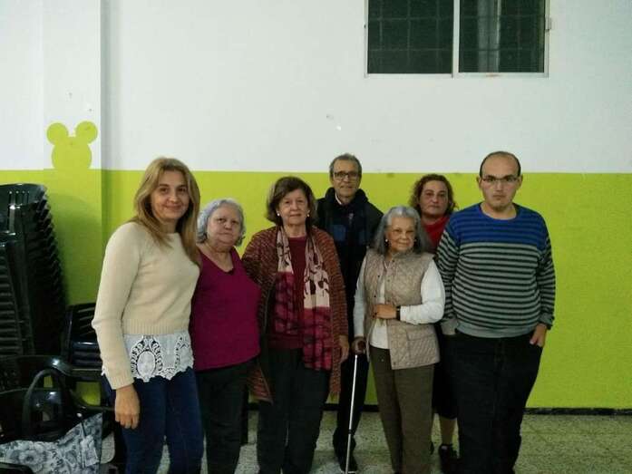 Miembros del PSOE con vecinos de la zona (Foto TA)