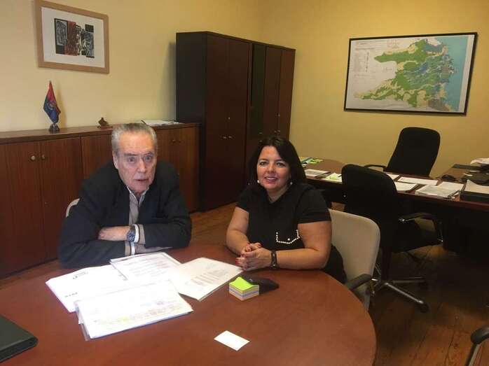 La concejala Gloria Cabrera y un portavoz de la familia titular de los terrenos (Foto TA)