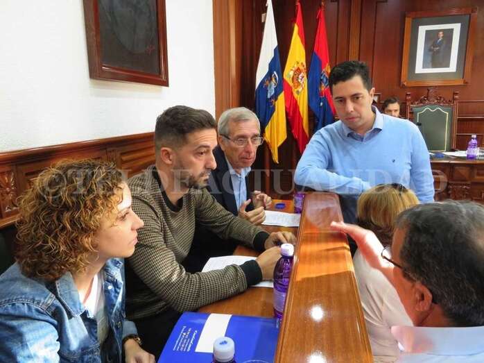 Ediles de Ciuca, PSOE y Más por Telde conversan justo antes del Pleno (Foto TA)