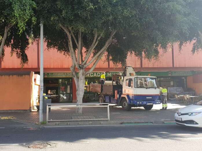 Operarios municipales trasladando en estos días el mobiliario (Foto TA)