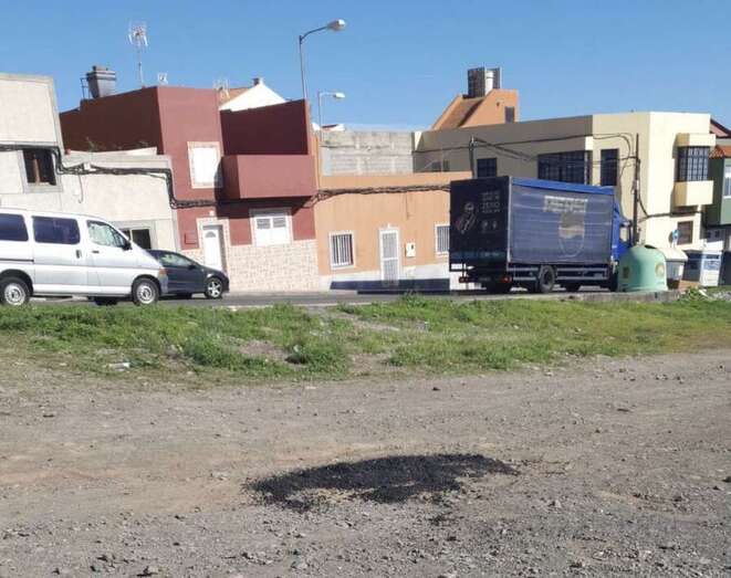 Asfalto de una obra municipal en un terreno privado (Foto TA)