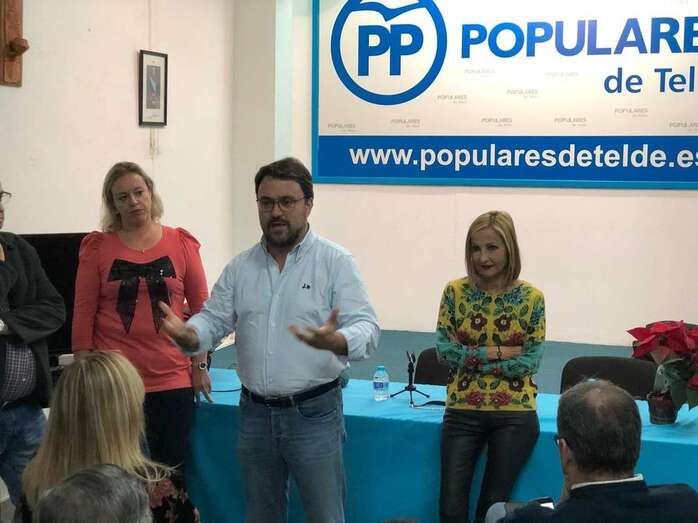 La presidenta local del PP, Sonsoles Martín (i), junto al presidente regional, Asier Antona y a María Australia Navarro (Foto TA)
