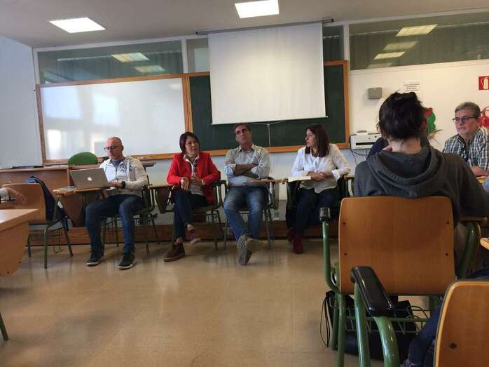 La alcaldesa en el debate con estudiantes de Trabajo Social de la ULPGC (Foto TA)