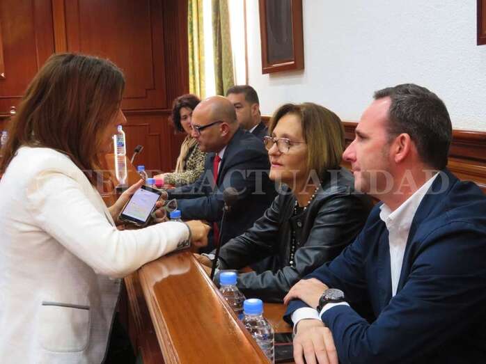 La alcaldesa Carmen Hernández hablando con sus concejales antes de comenzar el Pleno (Foto TA)