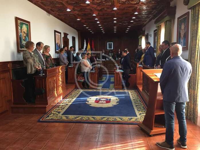 Momento del minuto de silencio en las Casas Consistoriales de San Juan, hace tan solo unos minutos (Foto TA)