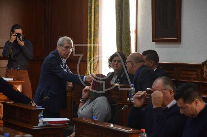 Guillermo Reyes dialogando con ediles de Nueva Canarias, minutos antes del Pleno de este viernes (Foto TA)