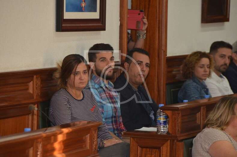 La edil Esther González, en primer término durante la sesión de este viernes (Foto TA)